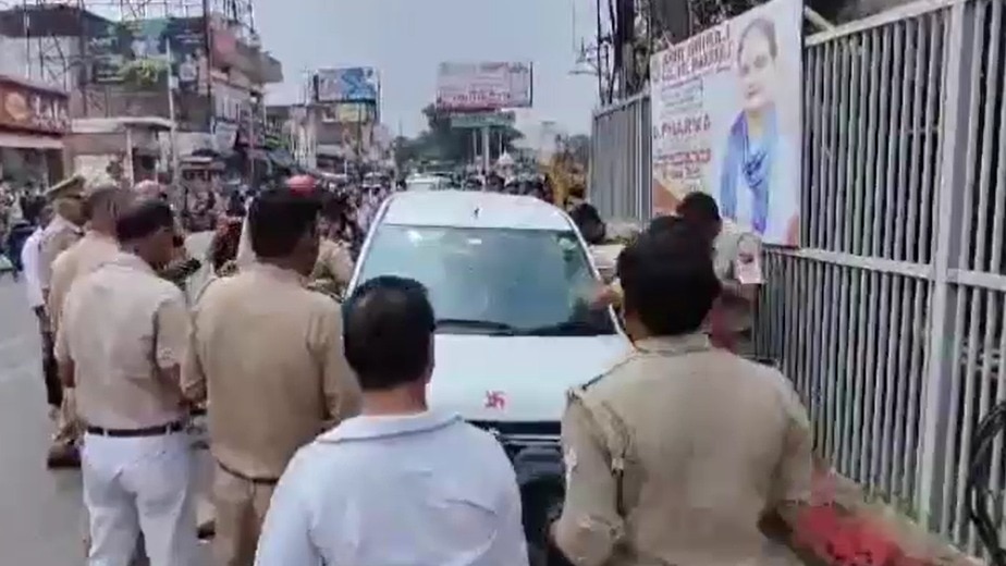 मथुरा में युवक ने सड़क पर किया हंगामा