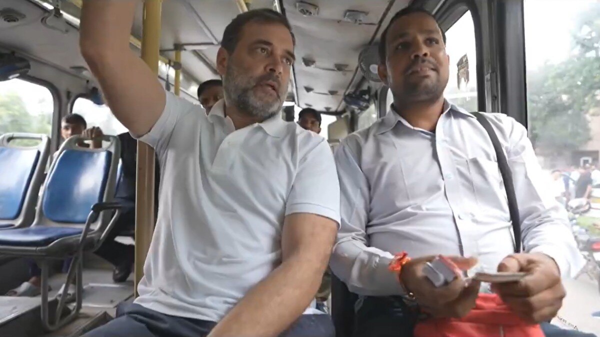 कांग्रेस नेता राहुल गांधी ने डीटीसी बस में सफर किया है.