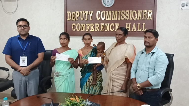 मृत मजदूरों की पत्नियों को चेक सौंपतीं सांसद जोबा माझी.