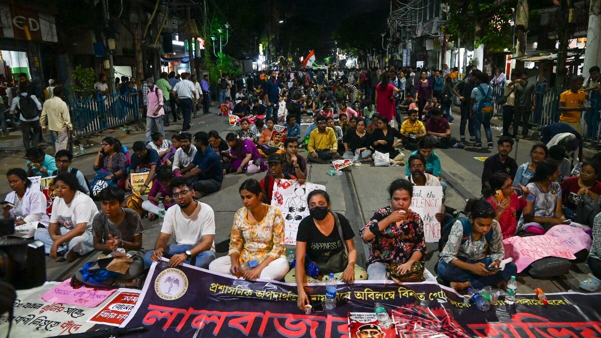 जूनियर डॉक्टरों ने पुलिस मुख्यालय के बाहर धरना खत्म किया. PTI