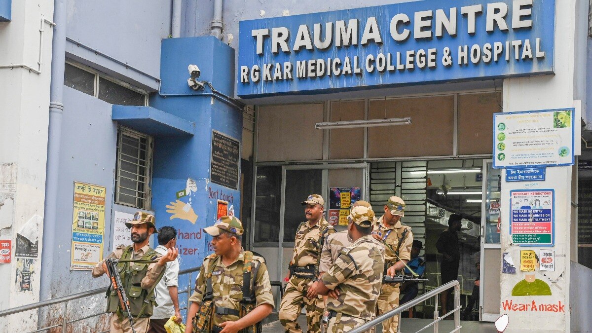 कोलकाता में आरजी कर कॉलेज एवं अस्पताल में सर्वोच्च न्यायालय के आदेश के बाद तैनात सीआईएसएफ के जवान। (पीटीआई फोटो)