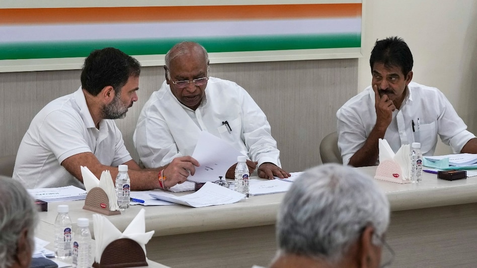 हरियाणा चुनाव: AAP के साथ गठबंधन के लिए कांग्रेस ने बनाई मिनी कमेटी, सीट शेयरिंग पर बनेगी बात? - Haryana Assembly Election CEC Meeting Congress AAP Alliance Rahul Gandhi NTC - AajTak