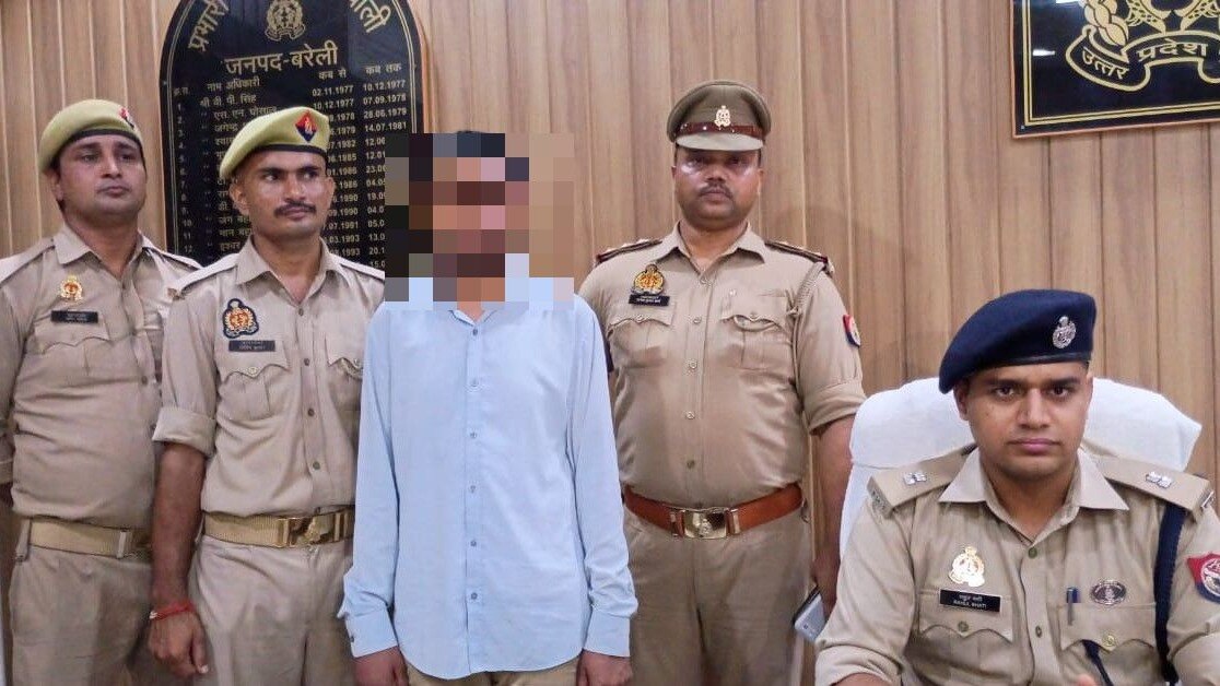 महिला सिपाहियों को प्रेमजाल में फंसाकर रेप करने वाला अरेस्ट (फोटो- बरेली पुलिस ट्विटर)