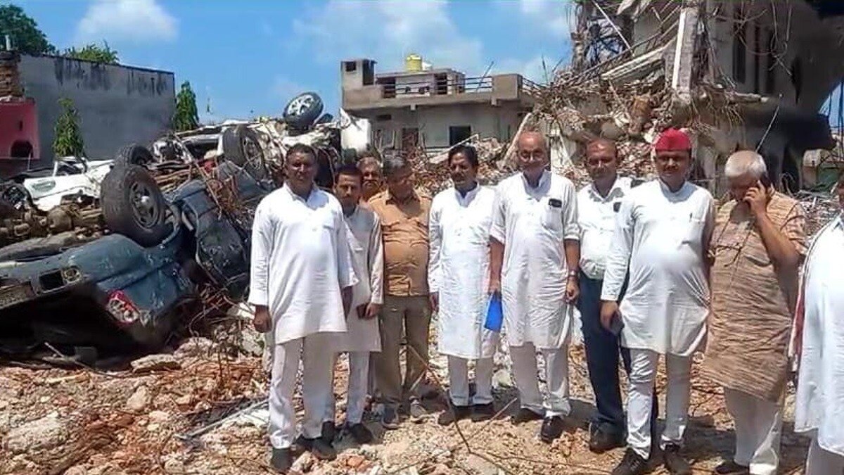 राजनीतिक दल ने आरोपी शहजाद की टूटी हवेली देखी.