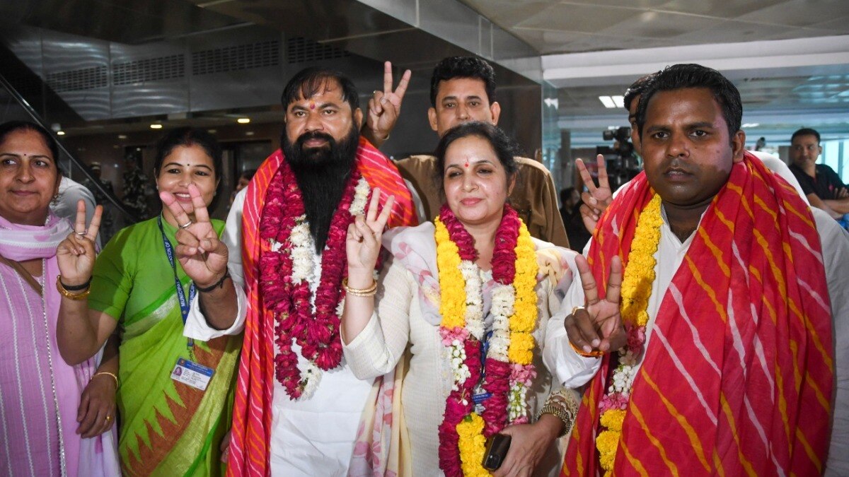 AAP की सुमन अनिल राणा (रोहिणी जोन चेयरमैन), बाएं से दूसरे नंबर पर, और धर्म रक्षक (डिप्टी चेयरमैन), केंद्र में, और अन्य लोग एमसीडी जोनल वार्ड कमेटी चुनाव 2024 में अपने-अपने पदों पर जीत के बाद जश्न मनाते हुए (पीटीआई फोटो)
