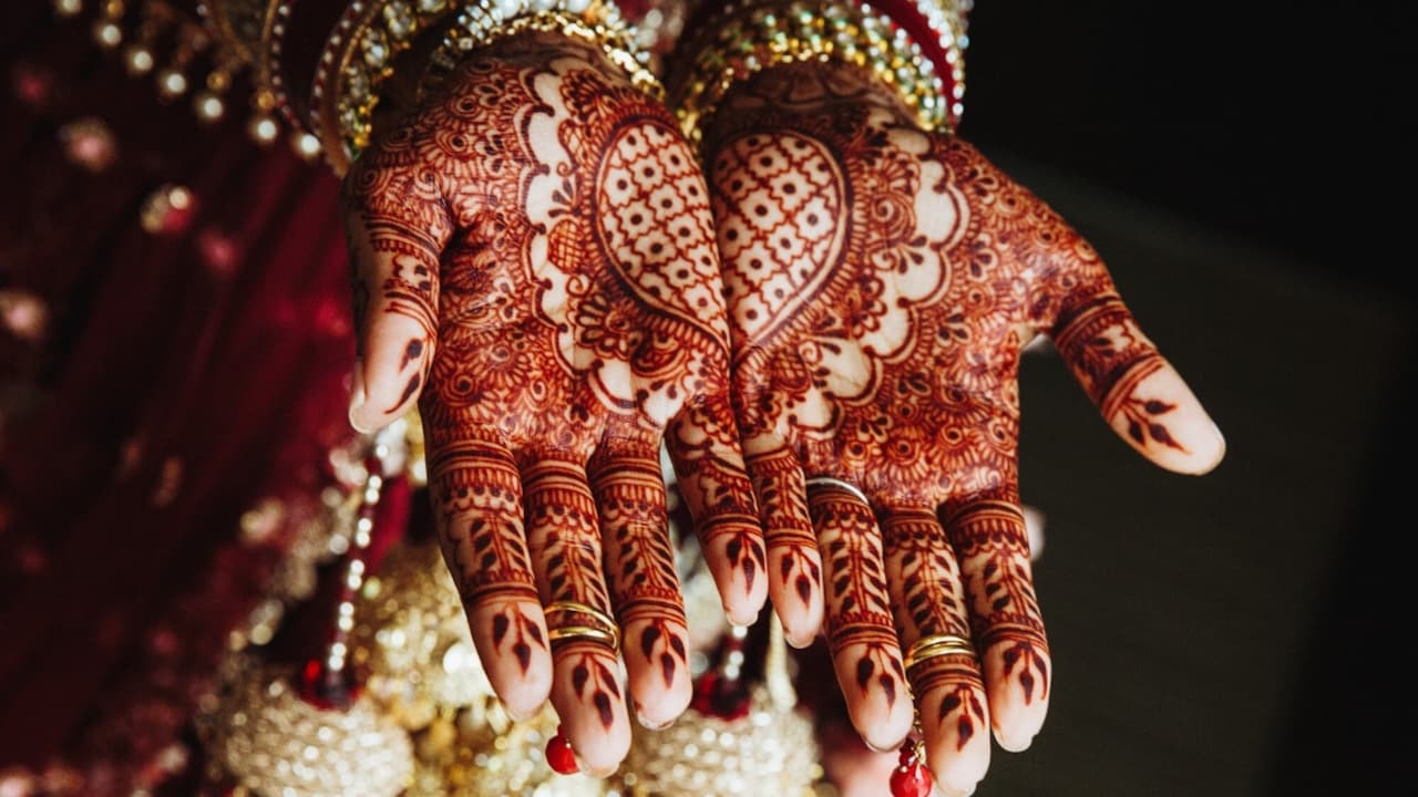 Tips To Darken Mehndi: तीज पर हाथ की मेहंदी का रंग होगा गहरा, अपनाएं ये घरेलू तरीके - home remedies Natural and Easy Tips for a Darker Mehndi Colour How can I darken my mehndi fast hartalika teej 2024 tlifm - AajTak