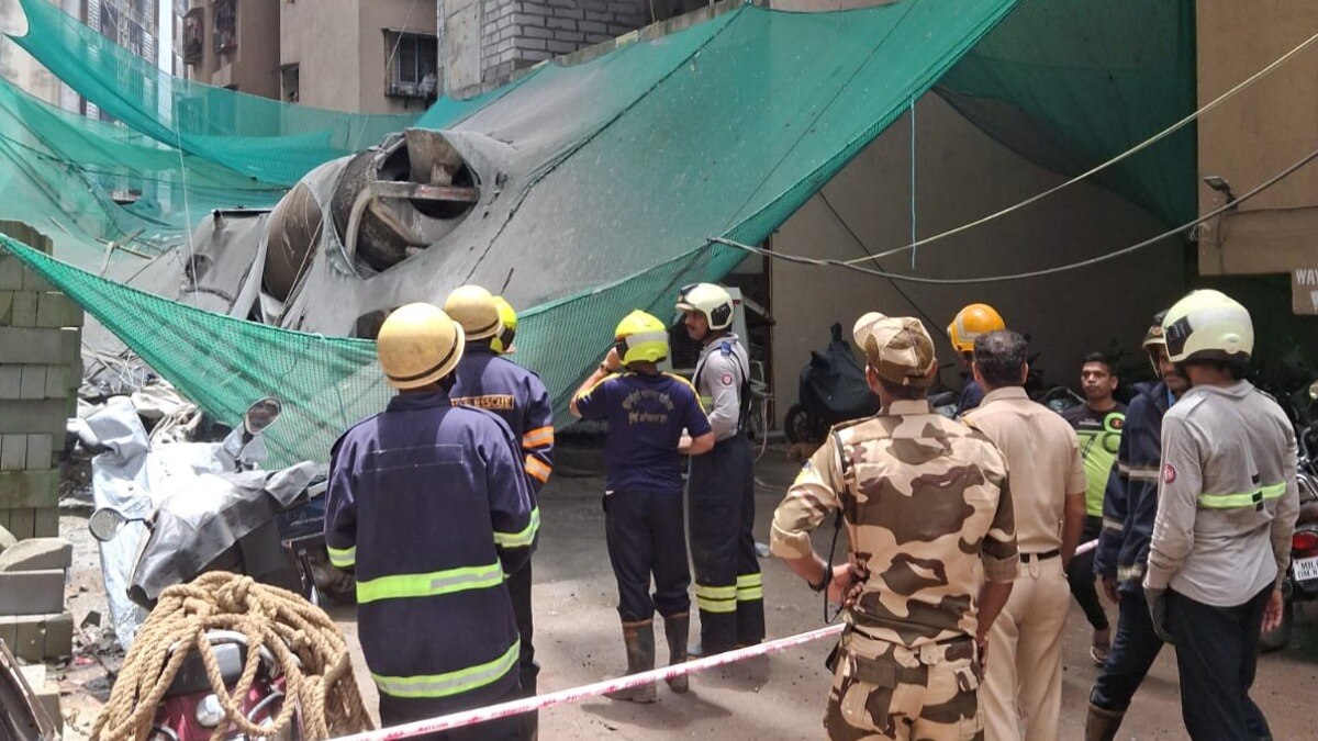 मुंबई के मलाड में हादसा हो गया है.