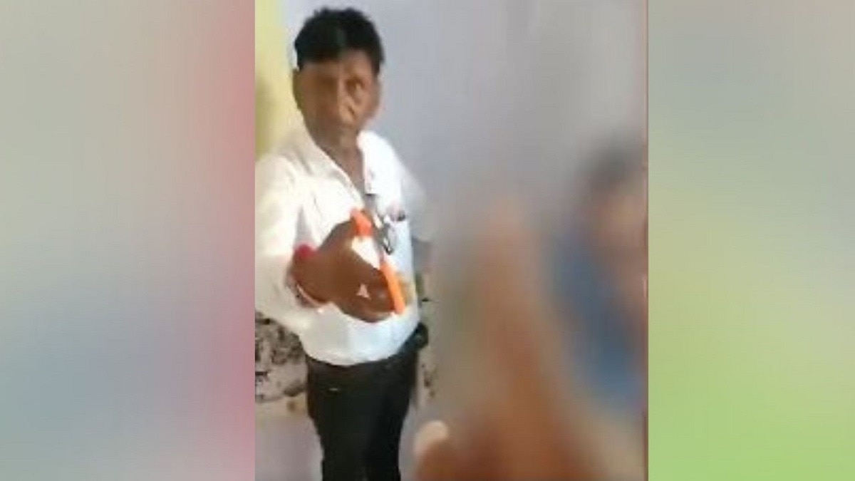 नशे में टीचर ने काट दिए बाल