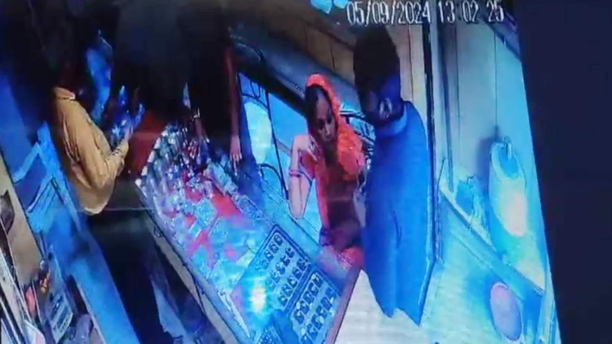 चोरी की वारदात CCTV में कैद 