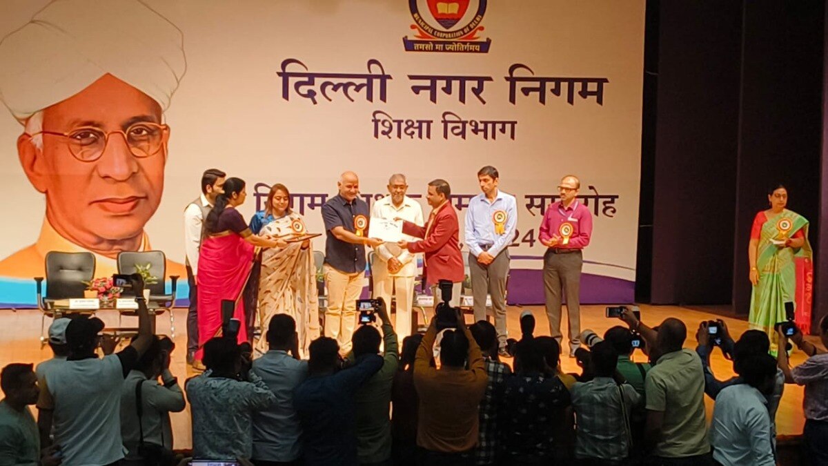 नगर निगम के शिक्षकों के कार्यक्रम में पहुंचे सिसोदिया