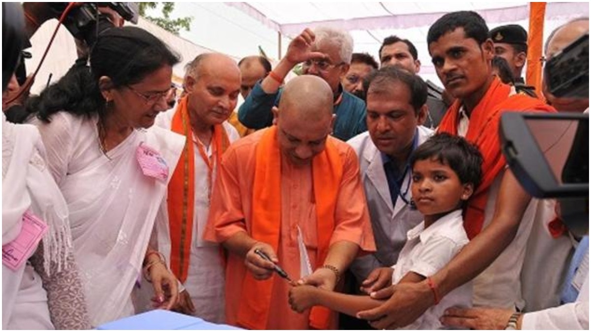 यूपी के कुशीनगर में जेई टीकाकरण अभियान के दौरान मुख्यमंत्री योगी आदित्यनाथ. (PTI/File Photo)