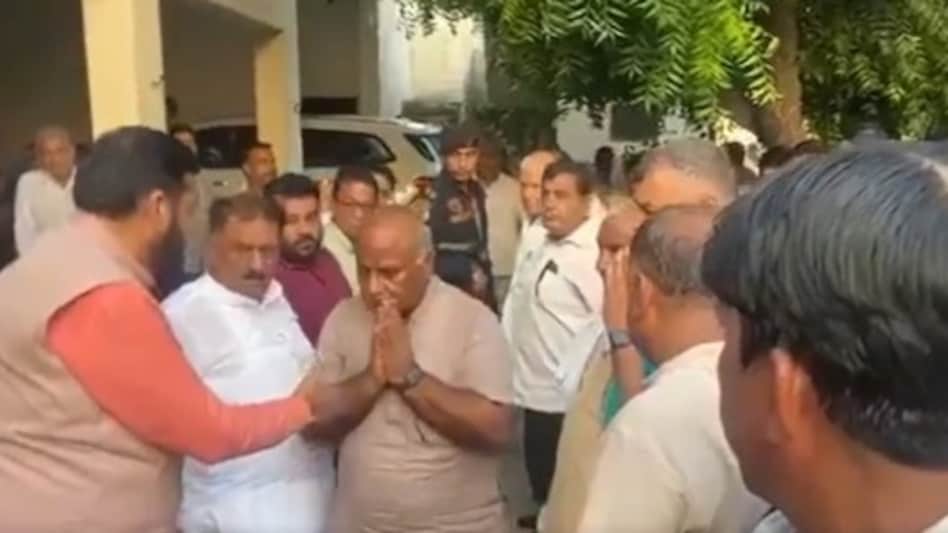 हरियाणा चुनाव: टिकट कटा तो नाराज पूर्व मंत्री ने CM से नहीं मिलाया हाथ, नमस्ते कर बढ़ गए आगे - Haryana Election Karan Kamnoj BJP Leader CM Nayab Singh Saini Shake Hand
