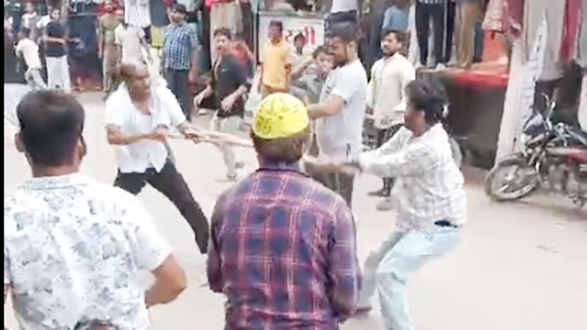 दुकानदारों के दो पक्षों में चले लाठी-डंडे 