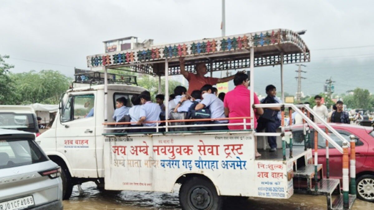 शव वाहन से बच्चों को सुरक्षित स्थानों पर पहुंचाया