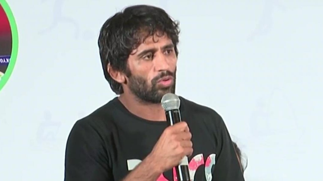 बृजभूषण शरण सिंह के बयान पर बजरंग पूनिया ने आज तक को दिए इंटरव्यू में जवाब दिया है.