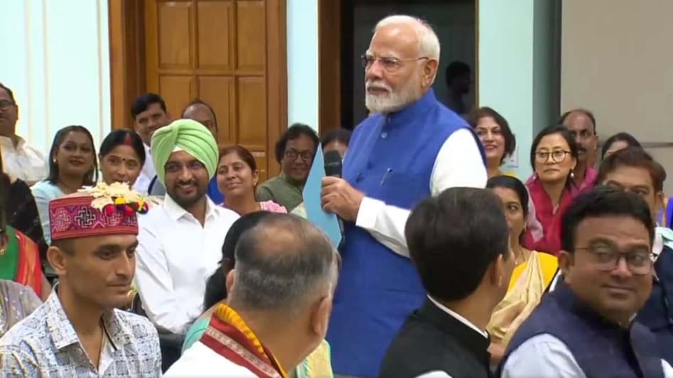 PM मोदी का सम्मानित शिक्षकों से संवाद, बोले- स्थानीय लोककथाओं से सिखाएं भाषाएं-संस्कृति, NEP पर दिया जोर - PM Narendra Modi interaction with National Teacher Award honoured ...