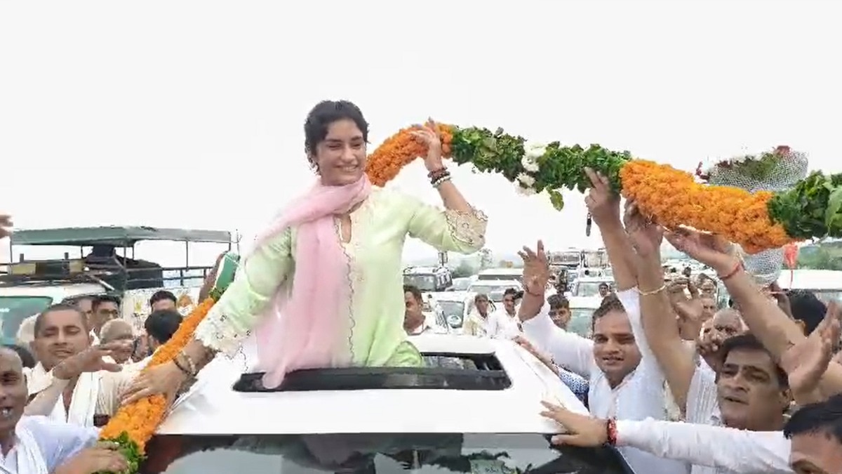 विनेश फोगाट का स्वागत करते हुए लोग