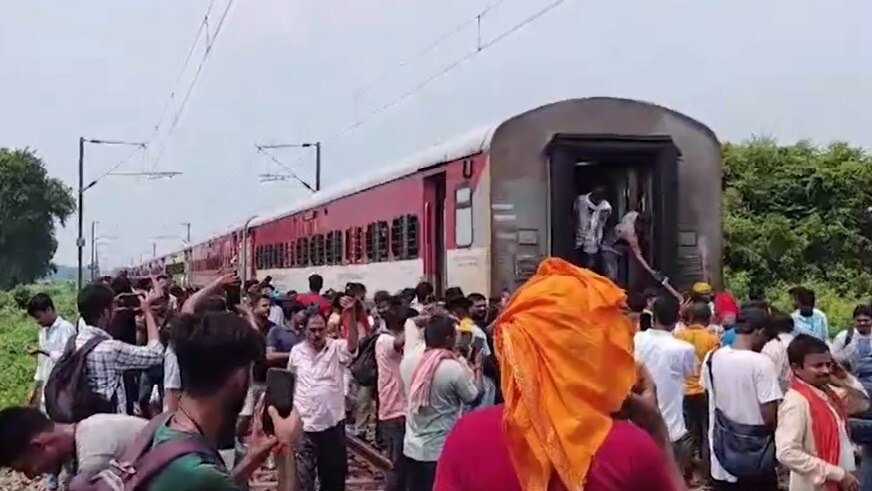 बिहार में दुर्घटनाग्रस्त ट्रेन