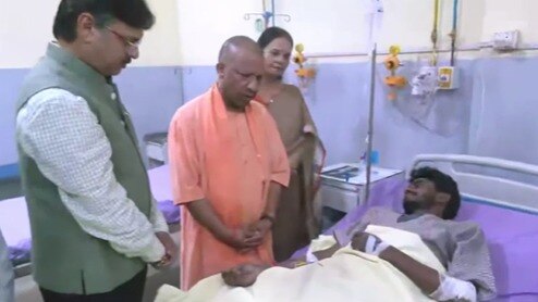 घायलों से मिलते CM योगी.
