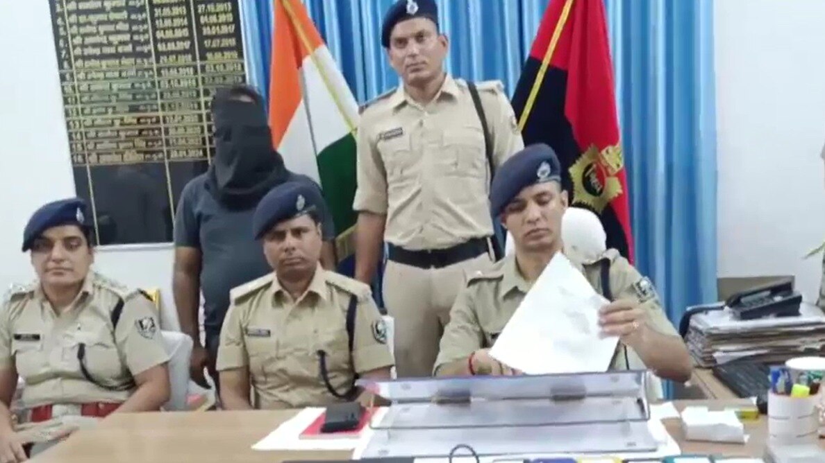 आईएमईआई कोड बदलकर मोबाइल बेचने वाला अरेस्ट