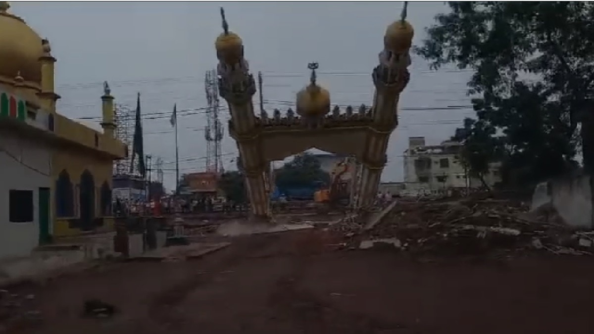 भिलाई में अवैध रूप से बने मजार पर चला बुलडोजर