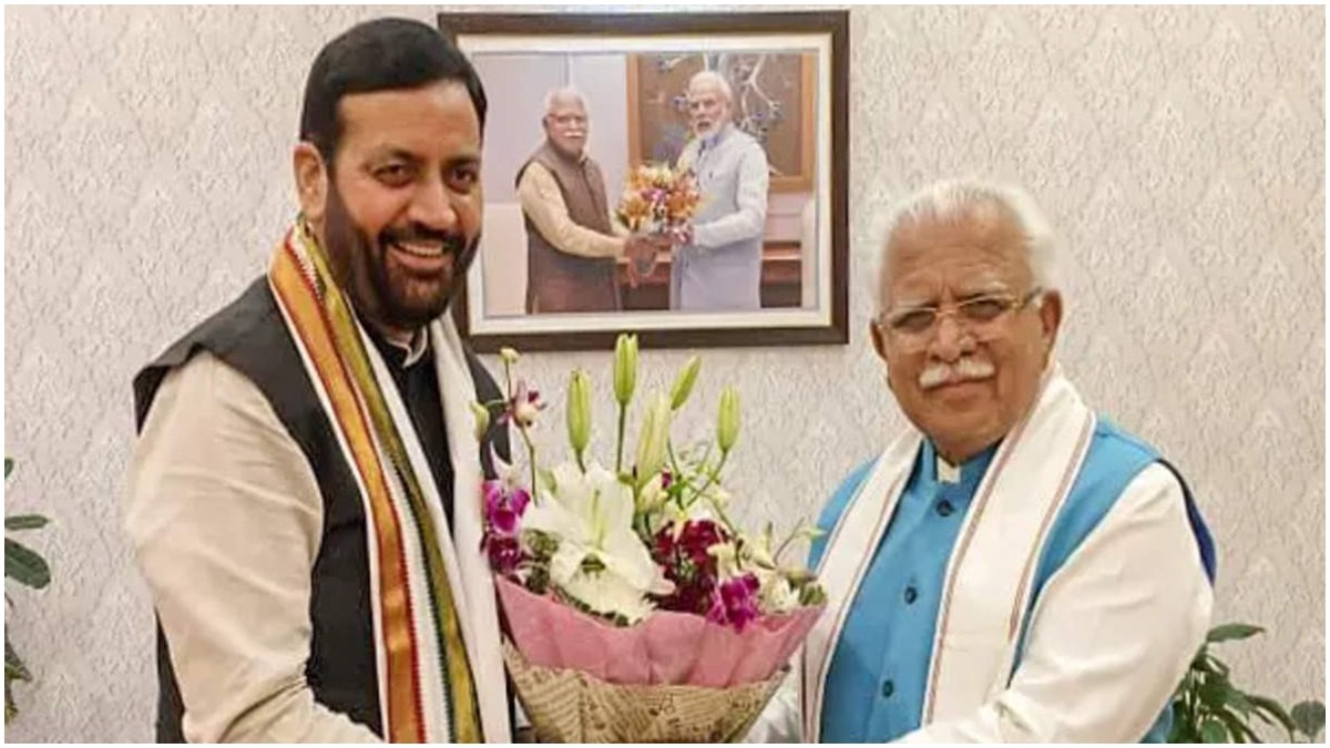 हरियाणा के मुख्यमंत्री नायब सिंह सैनी (L) पूर्व सीएम मनोहर लाल खट्टर (R) के साथ. (ANI Photo)