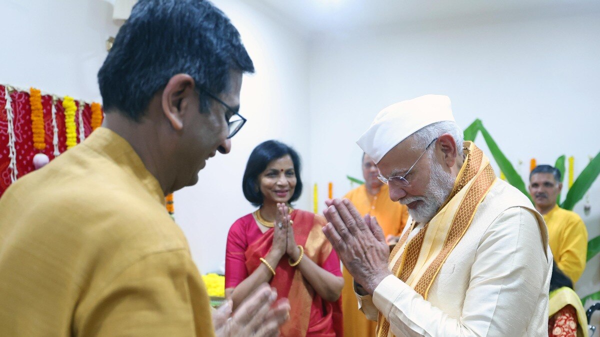 PM Narendra Modi visit CJI Chandrachud residence ganesh pooja