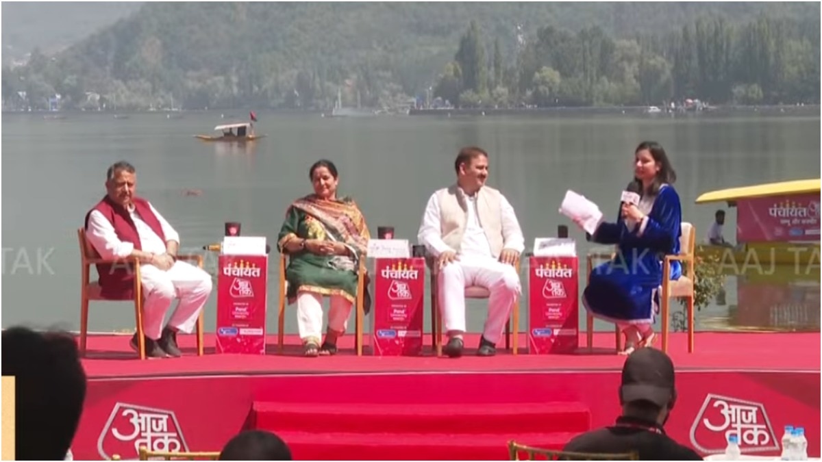 पंचायत आजतक में कश्मीरी पंडित वीर सर्राफ (L), डेजी रैना (M) और संजय सर्राफ (R). (Photo: Aaj Tak)