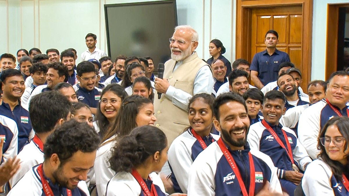 PM Modi meets Paralympic Medallists: पैरालंपिक पदकवीरों से मिले पीएम मोदी... जूडो प्लेयर कपिल ने मेडल पर लिया ऑटोग्राफ - PM Narendra Modi meets Paralympic medallists 43 second video ...