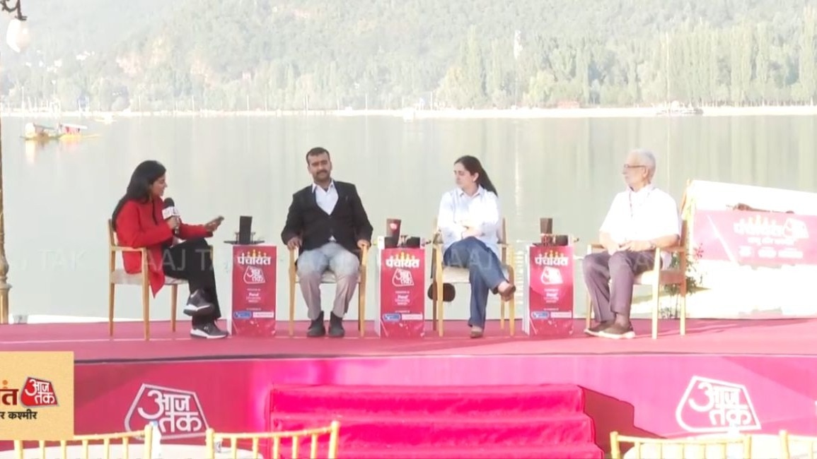 'पंचायत आजतक' में पहुंचे एजाज रसूल, हन्नान हुसैन और अनिका नजीर.