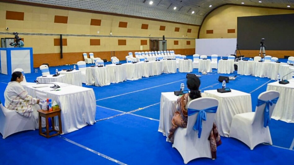 सीएम ममता नबन्ना के कॉन्फ्रेंस हॉल में अकेले बैठकर डॉक्टरों का इंतजार करती रहीं