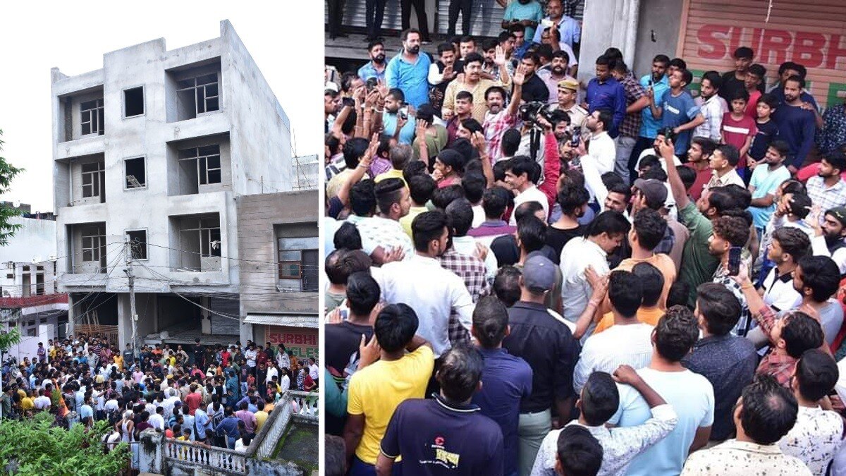 हिंदू संगठन के लोगों का इमारत के बाहर प्रदर्शन.