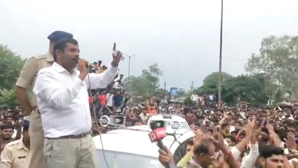 IAS की सूझबूझ... DM ने कार के बोनट पर चढ़कर मानी मांगें, शांत होकर लौट गई गुस्साई भीड़