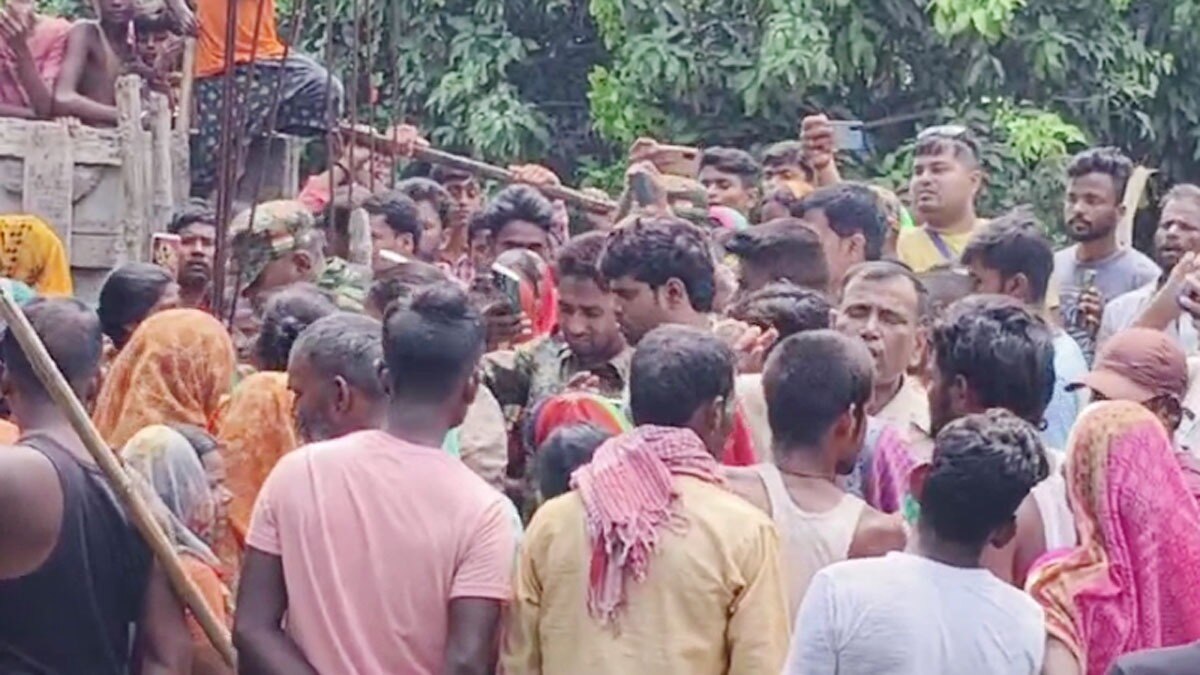 महिला की खुदकुशी के बाद लोगों ने किया हंगामा