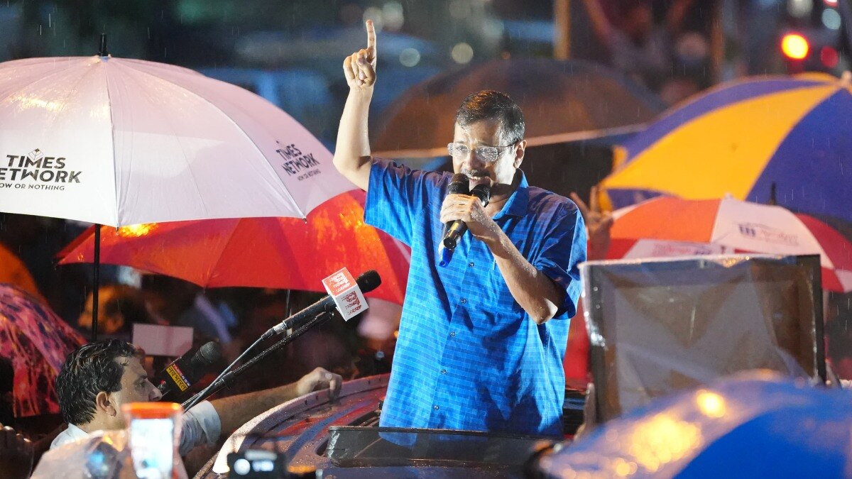 तिहाड़ से रिहा होने के बाद कार्यकर्ताओं को संबोधित करते CM केजरीवाल