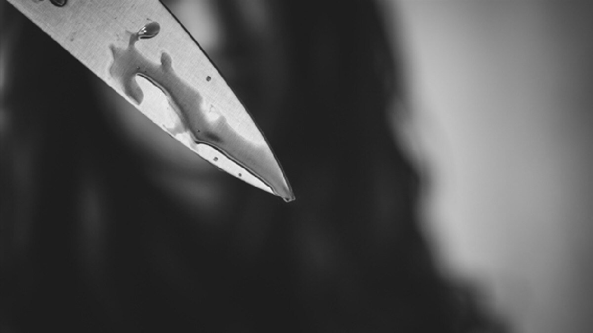 महिला मित्र ने बात करने से किया मना तो चाकू से किया हमला...खून बहता देख खुद की भी काटी गर्दन