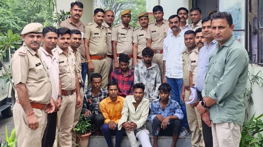 पुलिस की गिरफ्त में लड़की बनकर लूटने वाला गैंग