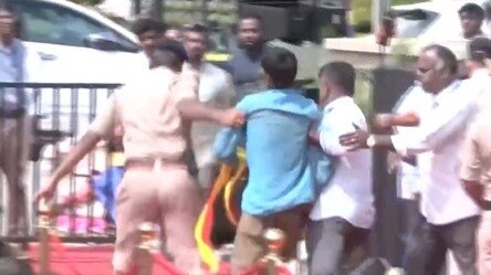 सामने बैठा था शख्स, देखते-देखते मंच पर कूदा... बेंगलुरु में सीएम सिद्धारमैया की सुरक्षा में चूक - Security Breach Near Karnataka CM Siddaramaiah when he was seated on the dias ...