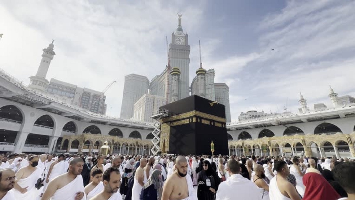 ईद-मिलाद-उन-नबी  इस्लामिक कैलेंडर के तीसरे महीने रबी-अल-अव्वल की 12वीं तारीख को मनाया जाता है.