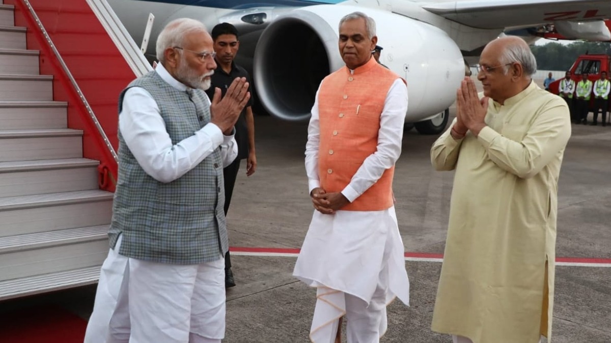 गुजरात के दौरे पर पहुंचे पीएम मोदी, देश की पहली वंदे मेट्रो सर्विस को दिखाएंगे हरी झंडी - PM Modi arrived on visit to Gujarat will flag off country first Vande Metro