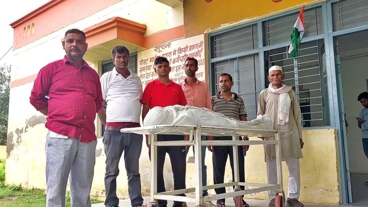 इटावा: पोस्टमार्टम के लिए भटकते परिजन 