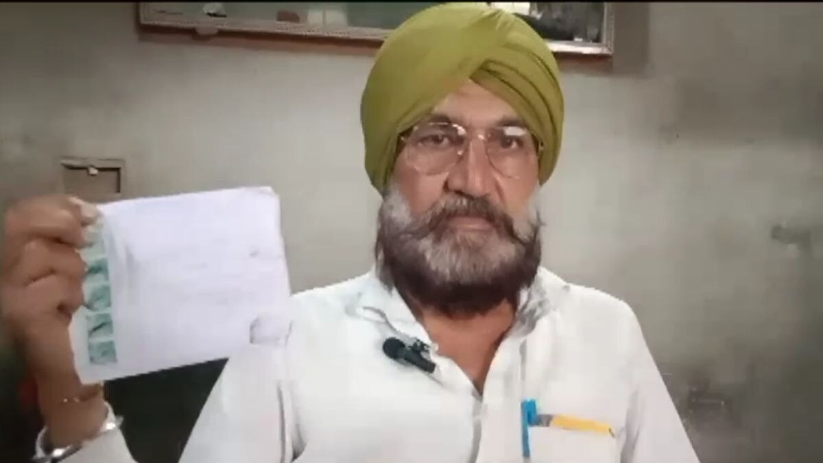 डाक से आया लिफाफा दिखाते जसविंदर सिंह.