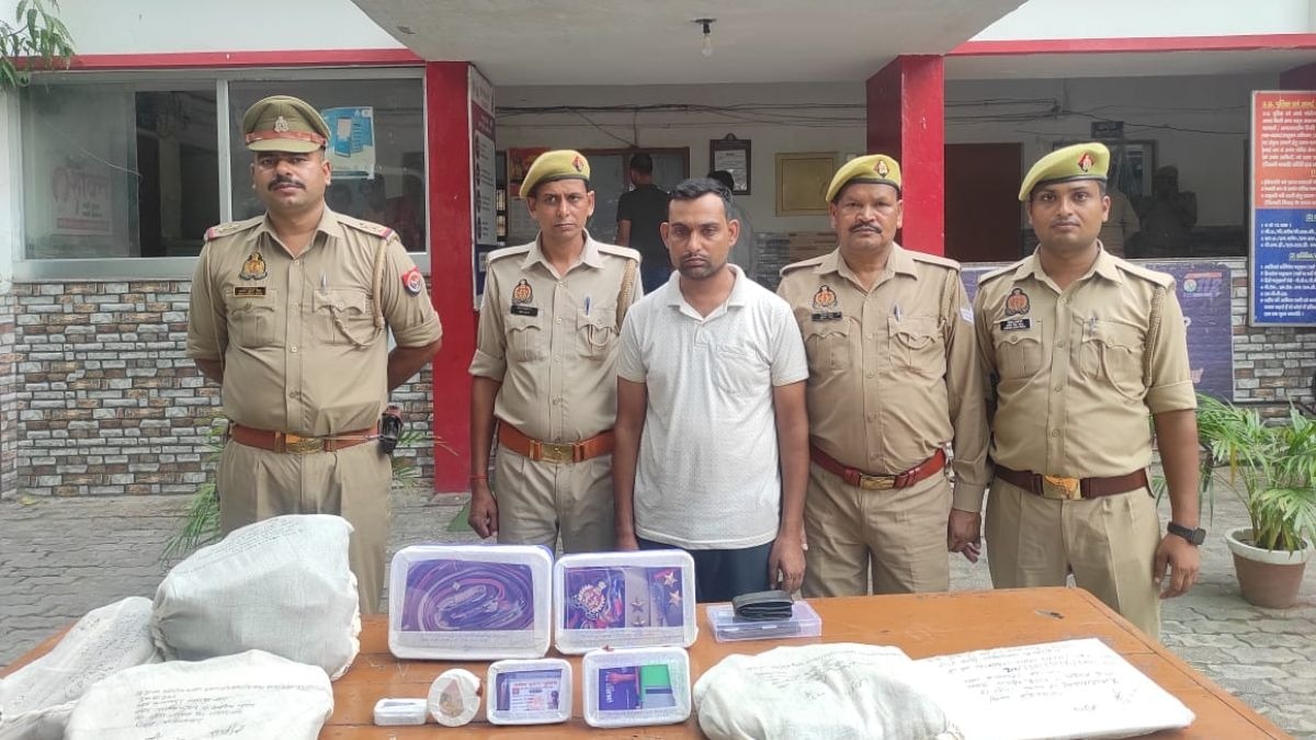 पुलिस की गिरफ्त में आरोपी.