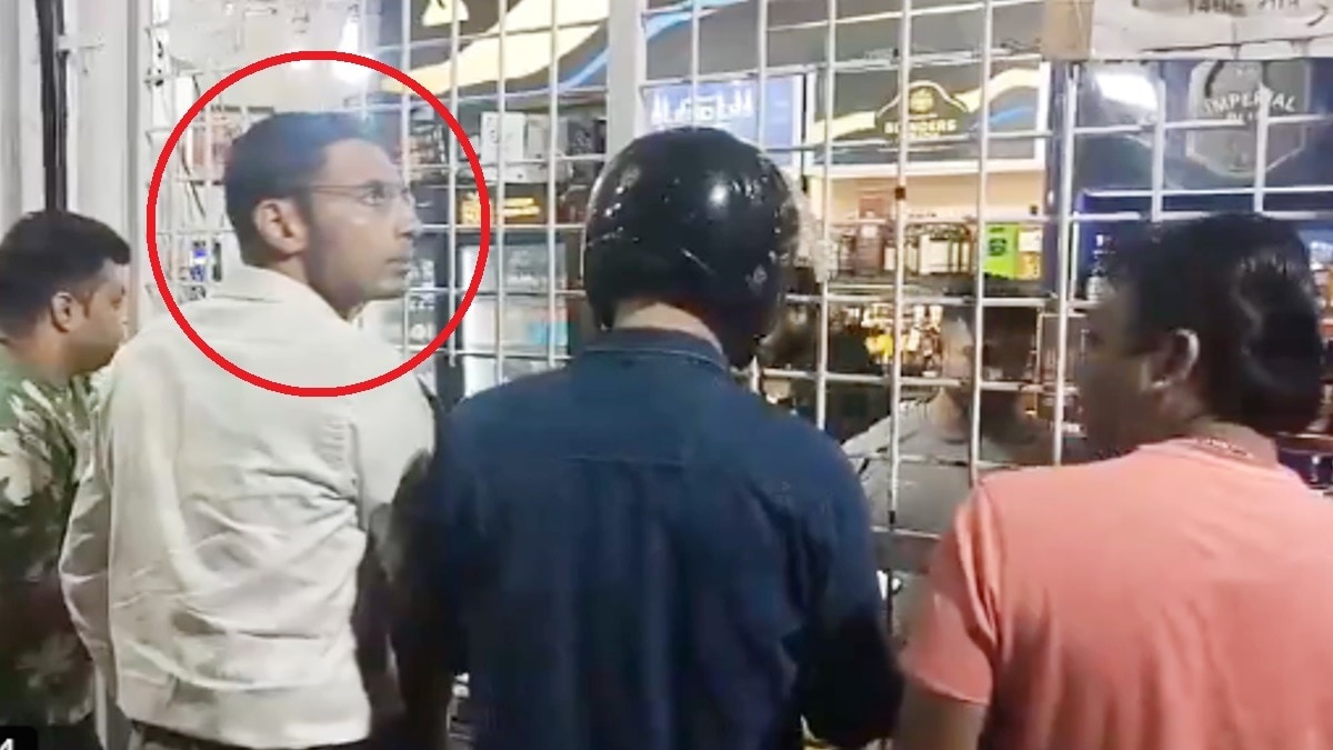 ठेके पर शराब खरीदते जिलाधिकारी सविन बंसल. (लाल घेरे में)