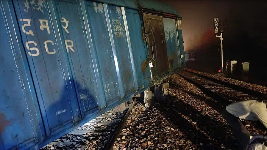 मथुरा में मालगाड़ी बेपटरी