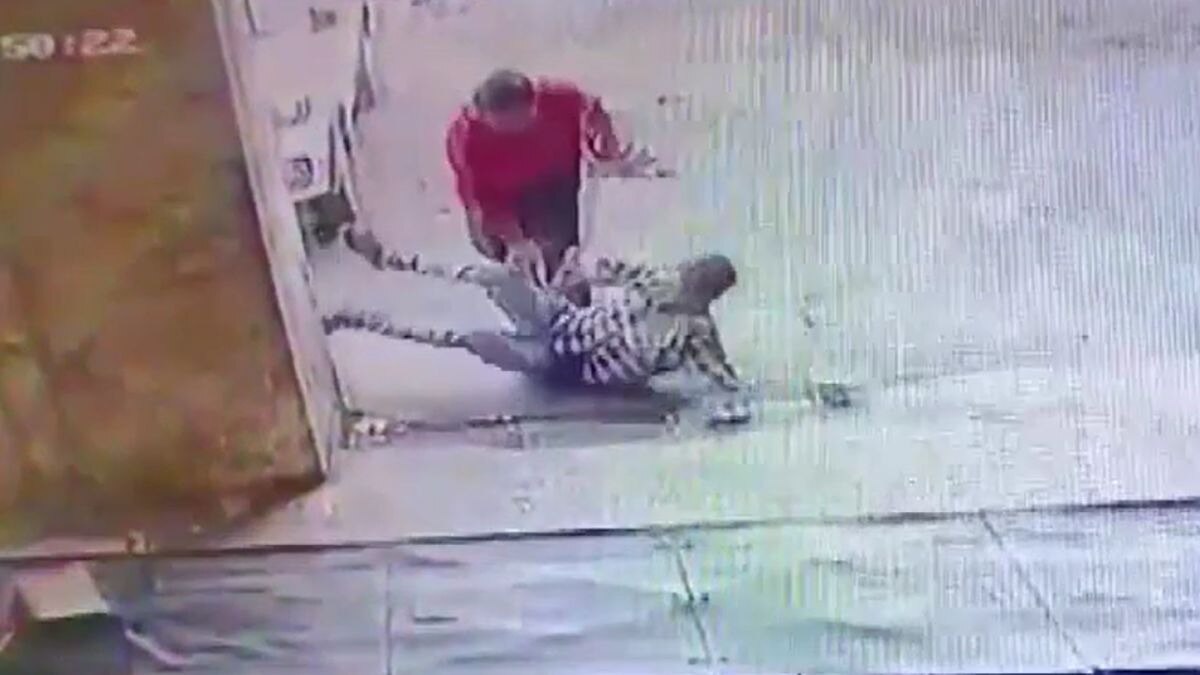 रिटायर्ड अफसर ने नाबालिग को पीटा. (Video Grab)