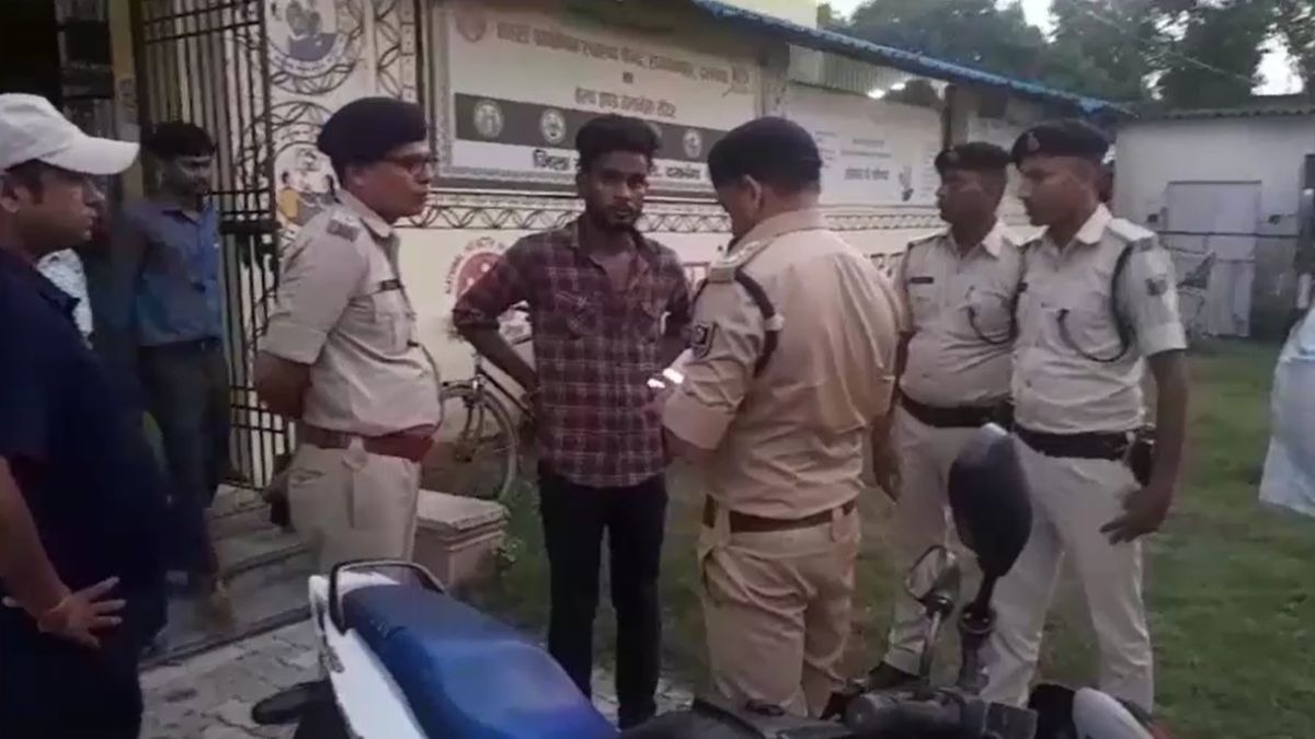 पीड़ित से पूछताछ करती पुलिस. 