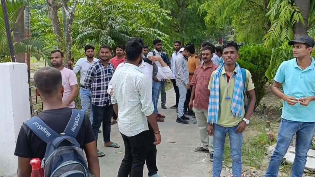 छात्र डिग्री के लिए विश्वविद्यालयों के चक्कर काट रहे हैं