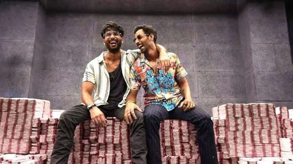 शाहिद कपूर की 'फर्जी' देखकर चार युवकों ने रंगीन प्रिंटर खरीदा और छाप लिए लाखों रुपये के नोट और फिर... - Fake currency factory busted in Surat four held lclk - AajTak