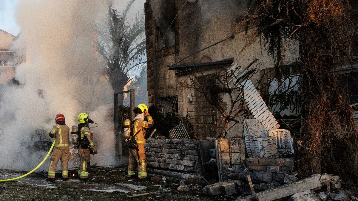 इजरायल और हिज्बुल्लाह लगातार एक-दूसरे पर हवाई हमले कर रहे हैं. 